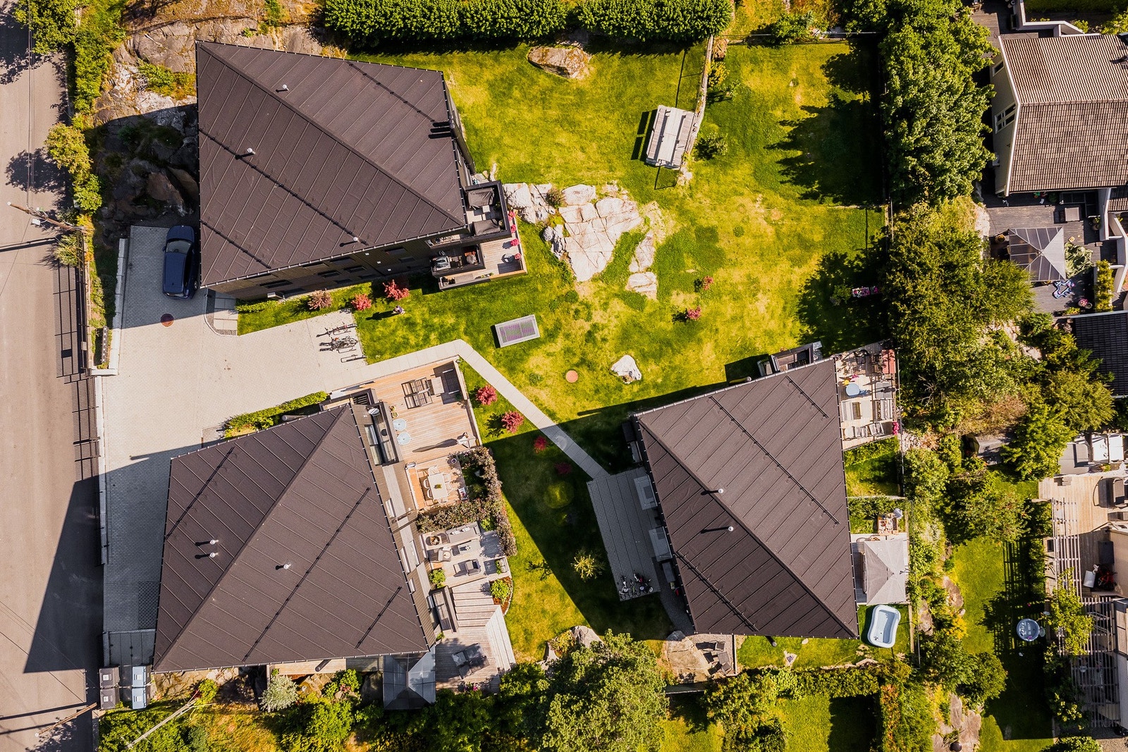 Seksjon 1-5 har videre eksklusiv bruksrett til hver sin del av utearealene. Galleribilde