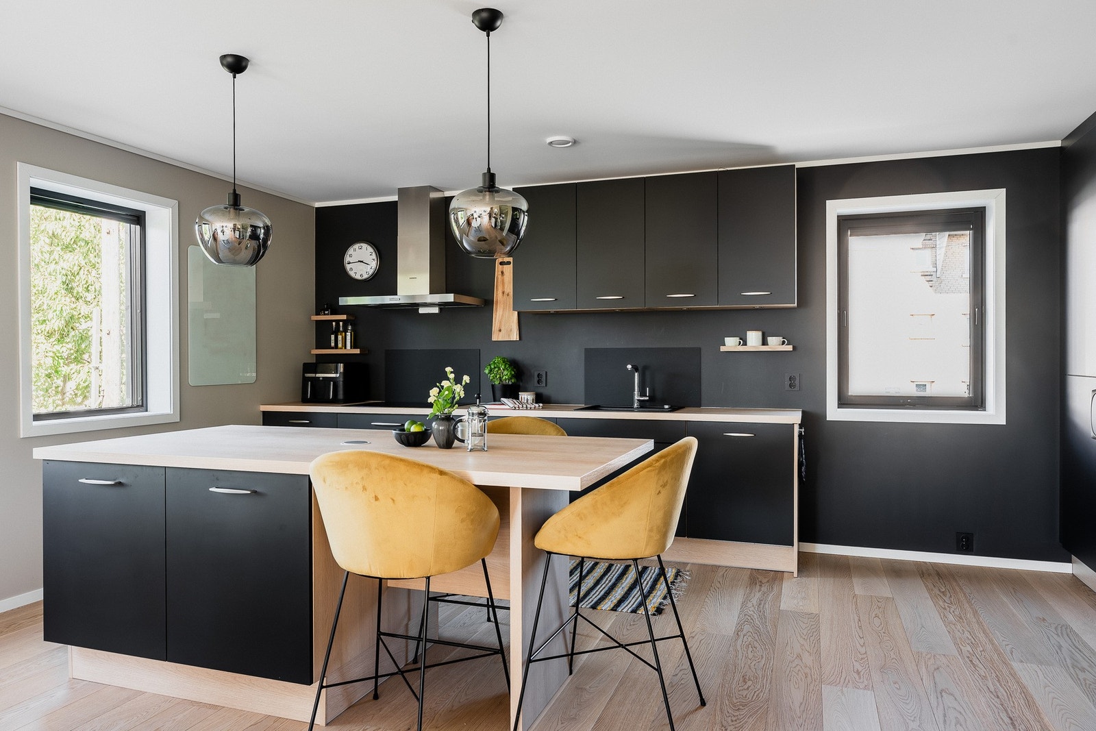 Kjøkkenøy og rikelig med skapplass. Galleribilde