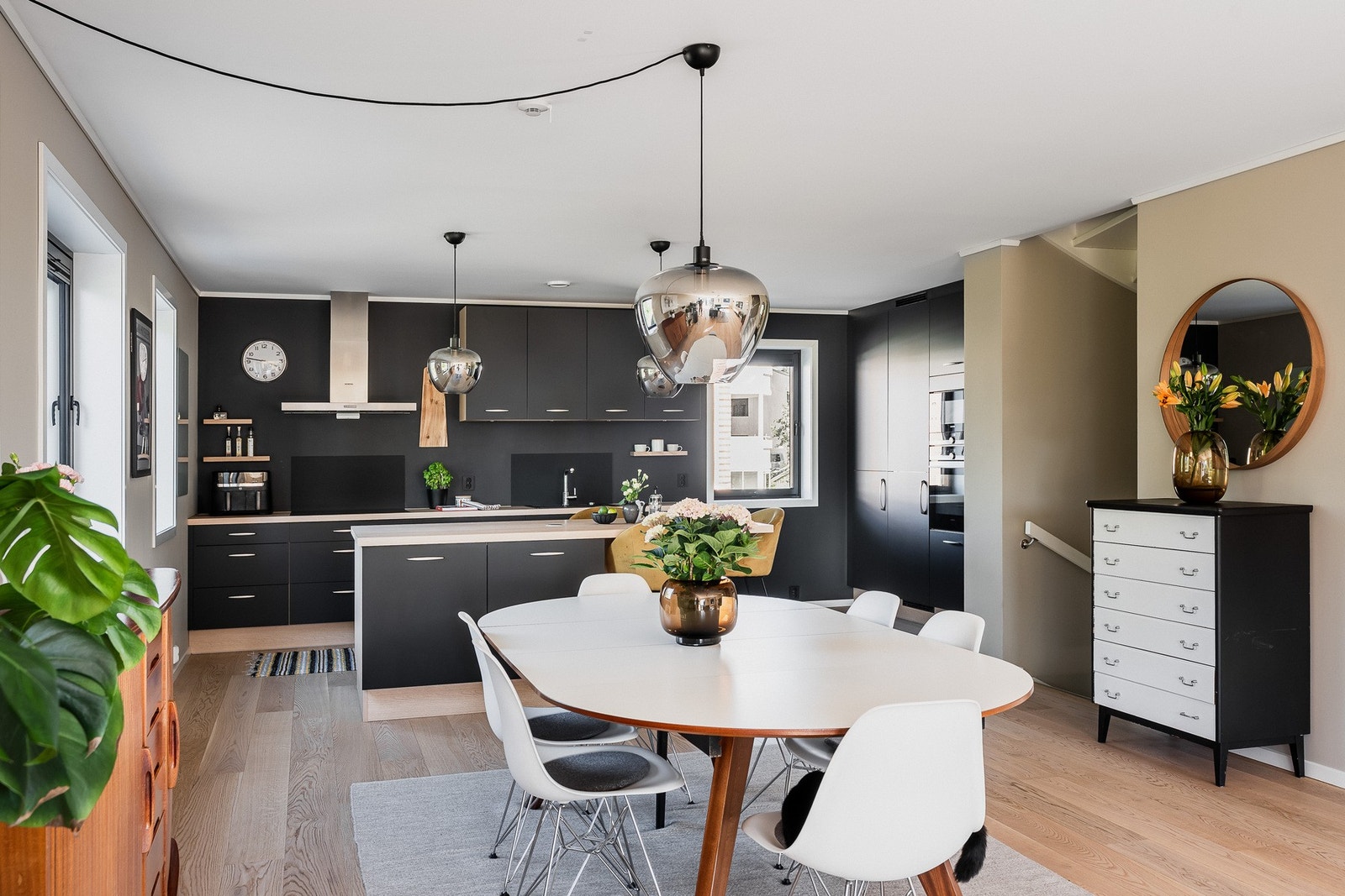 God plass til langbord og middagsgjester. Galleribilde