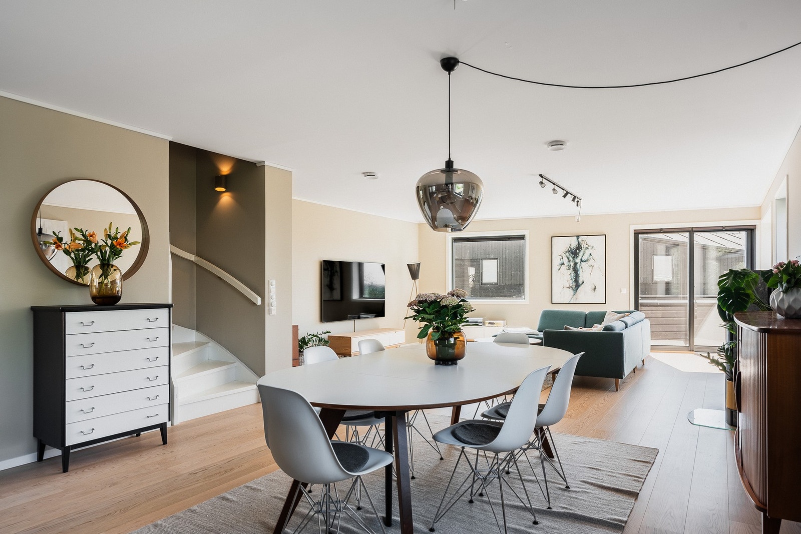 Philips Hue til lysstyring av lamper i nesten alle rom, sensorer i trappene. Galleribilde