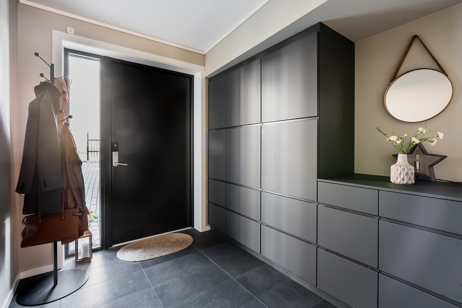 Boligen har inngang i første etasje med praktisk og innbydende entré. Galleribilde