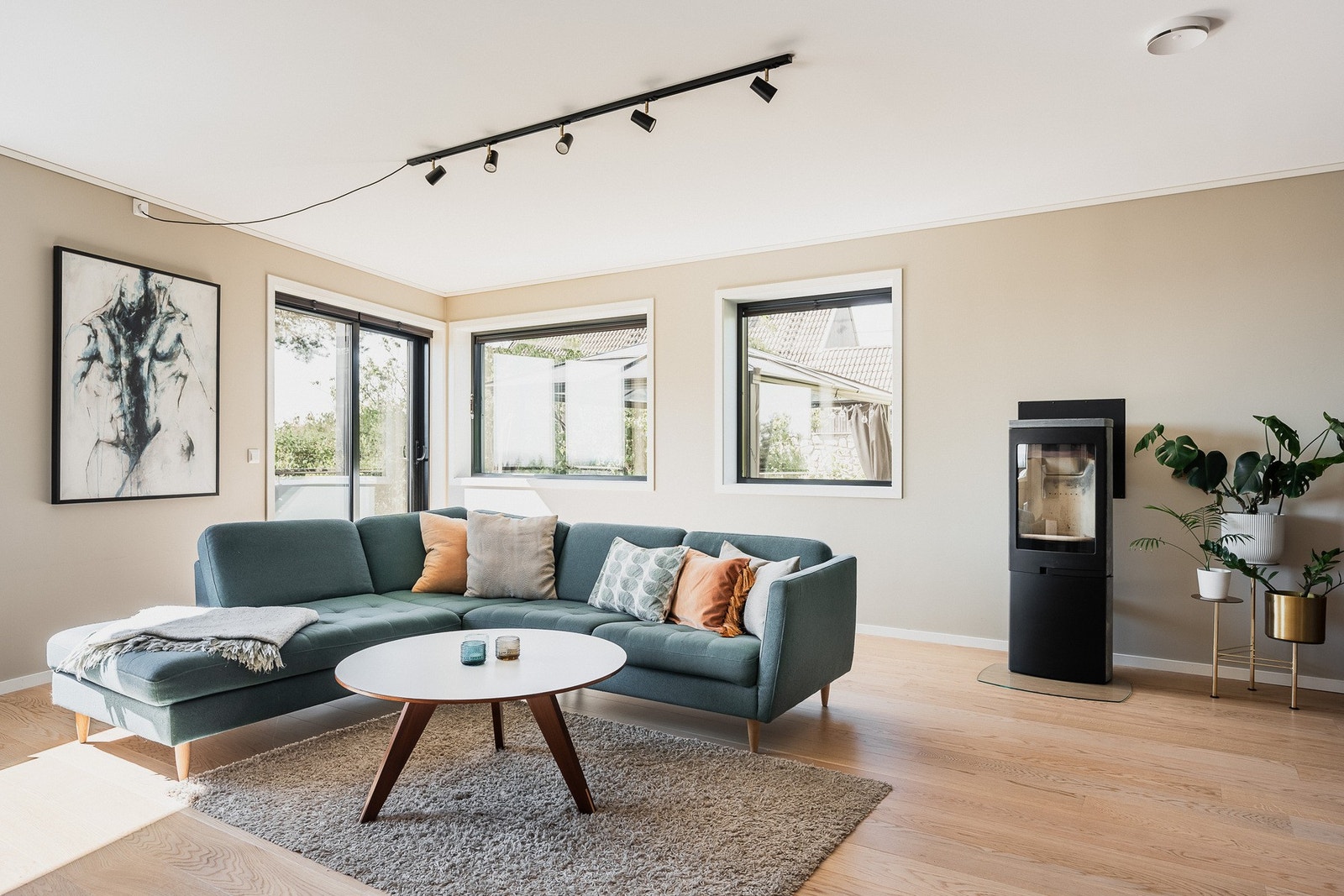 Romhøyden er behagelige 2,46 m og store vindusflater gir godt med dagslys. Galleribilde