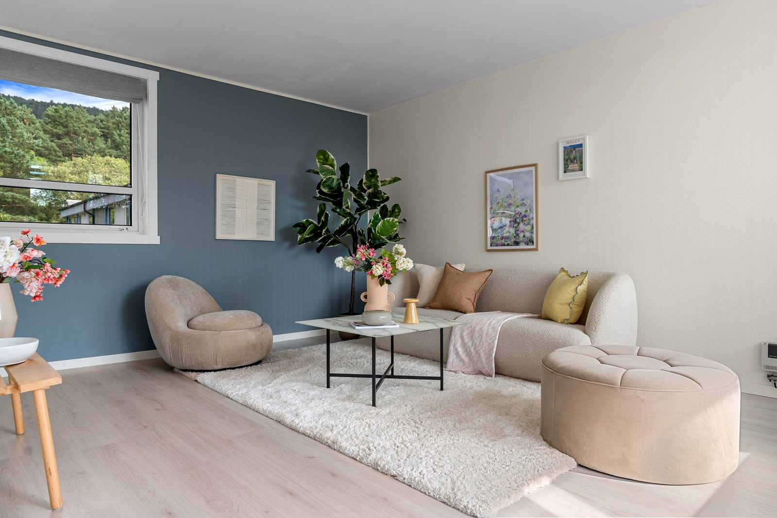 - Lys og romslig stue med plass til spisegruppe og sofakrok - Galleribilde