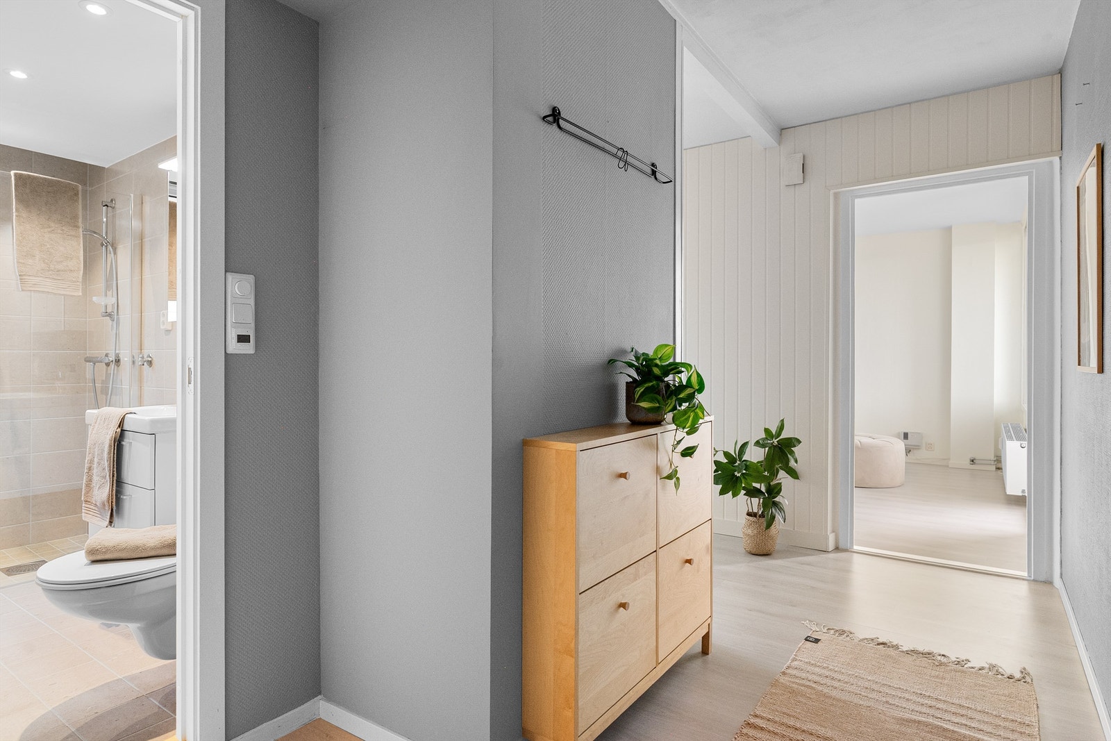 - Fra gangen er det tilkomst til bad og soverom - Galleribilde