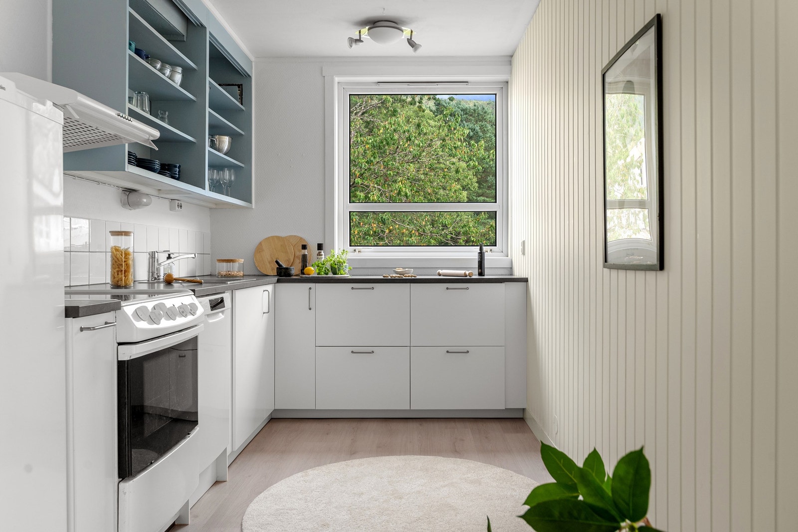 - Flott kjøkkeninnredning hvor nedre del er satt inn i 2024, mens overskap er originale - Galleribilde