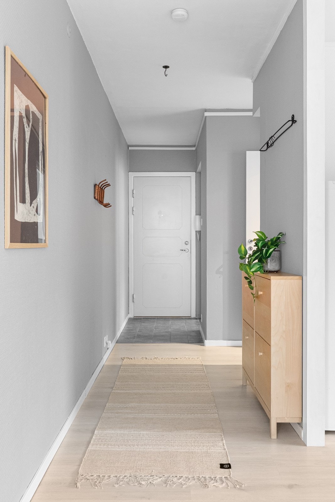 - Det første som møter deg over dørstokken er en stor og lys gang med plass til å henge fra seg yttertøy - Galleribilde