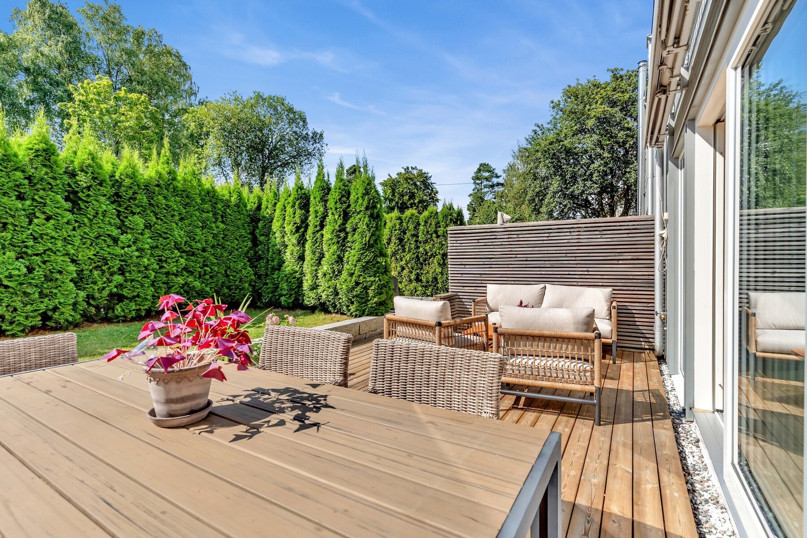 Tomten er eiet og måler 1513,00 kvm (totalt for sameiet). Galleribilde