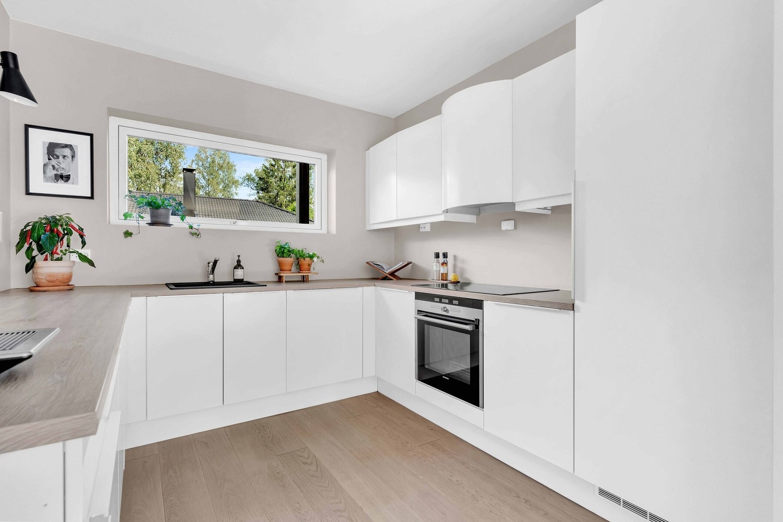 Masse benk- og skapplass. Galleribilde