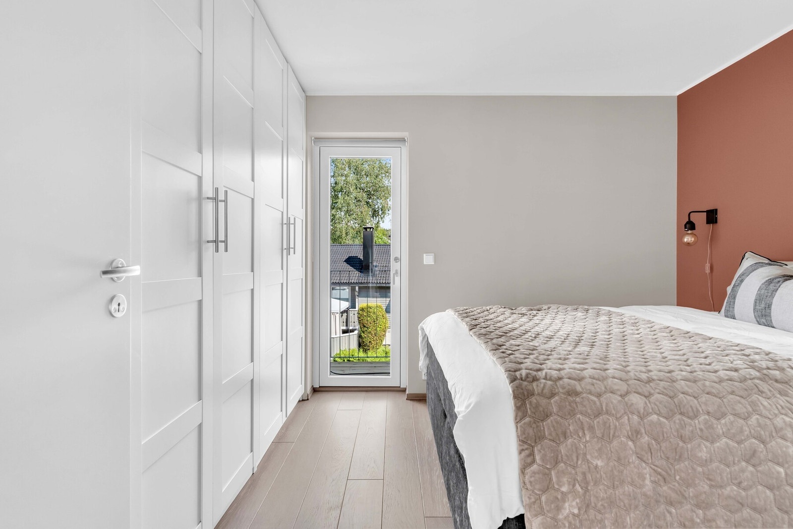 Stor garderobeskap medfølger. Galleribilde