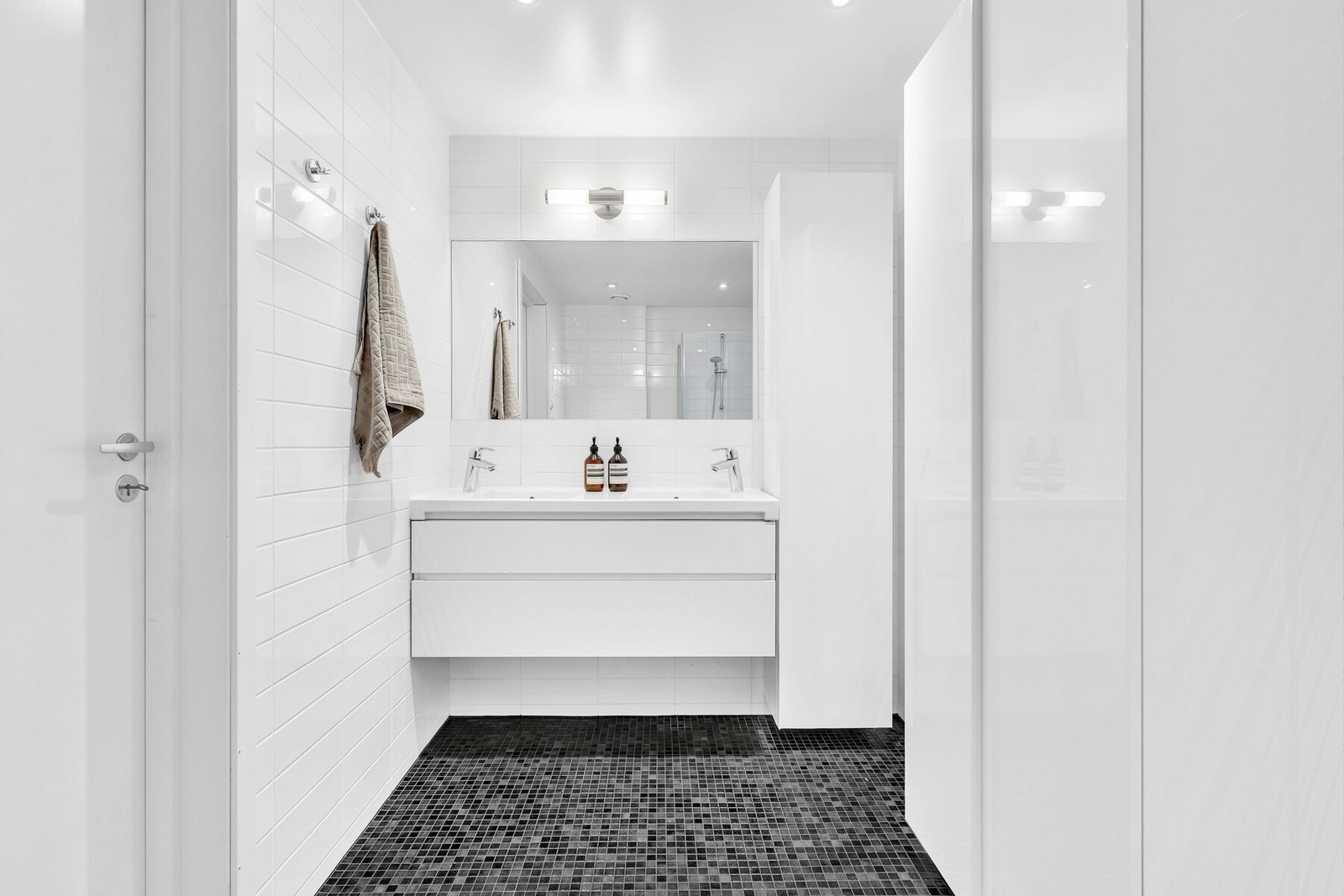 Helfliset bad med varmekabler. Vaskemaskin er plassert på eget vaskerom. Galleribilde