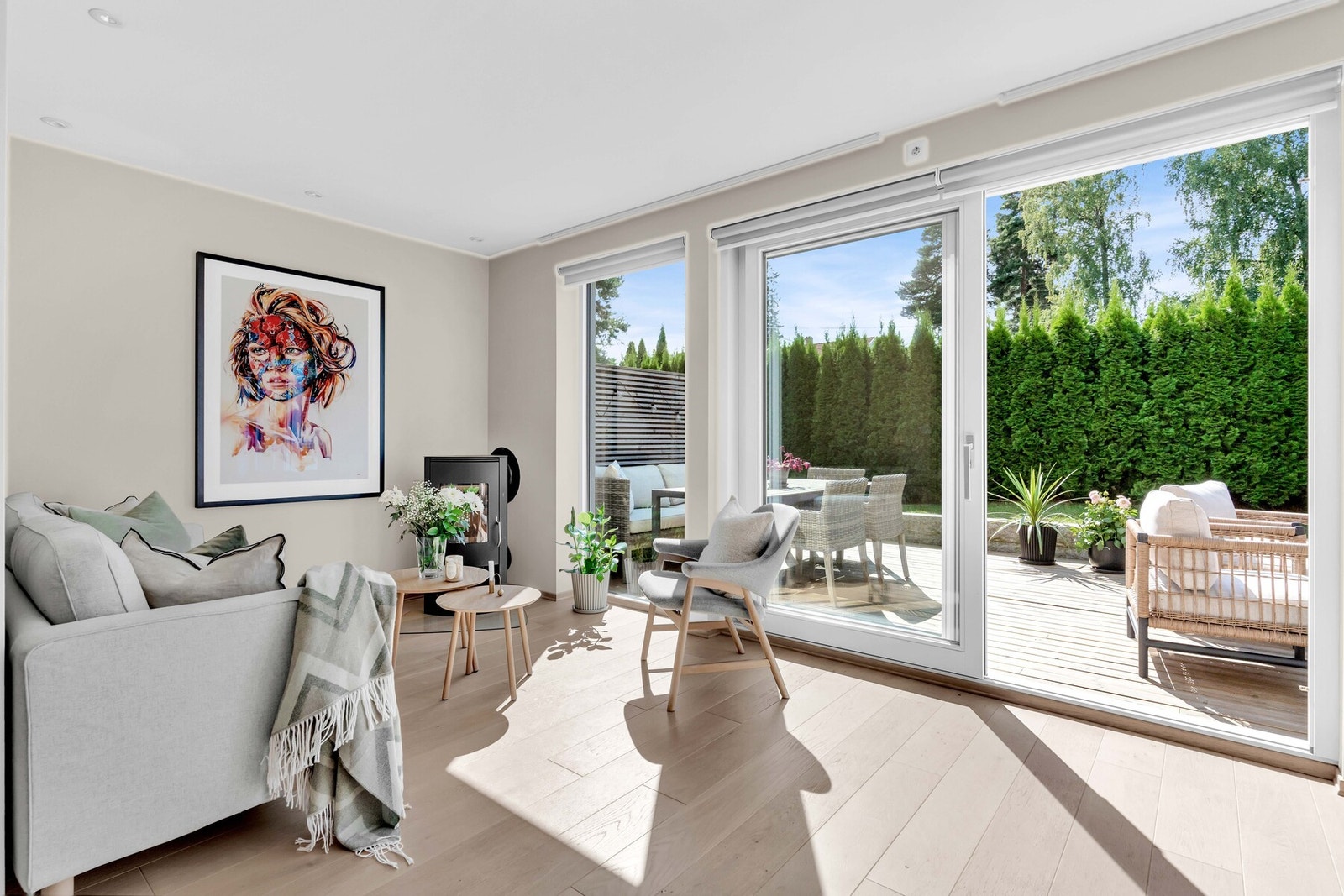 Måltilpassede rullegardiner på terrassedør og vinduer mot vest i spisestue og stue. Galleribilde