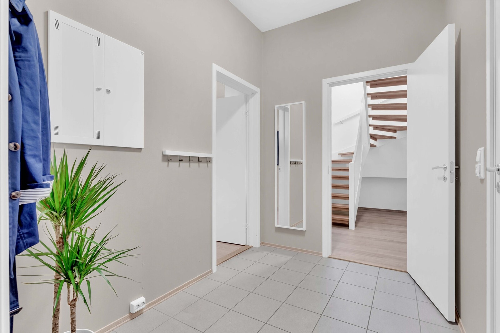 Det er flislagt gulv i entrè/gang i kjelleretasjen. Galleribilde