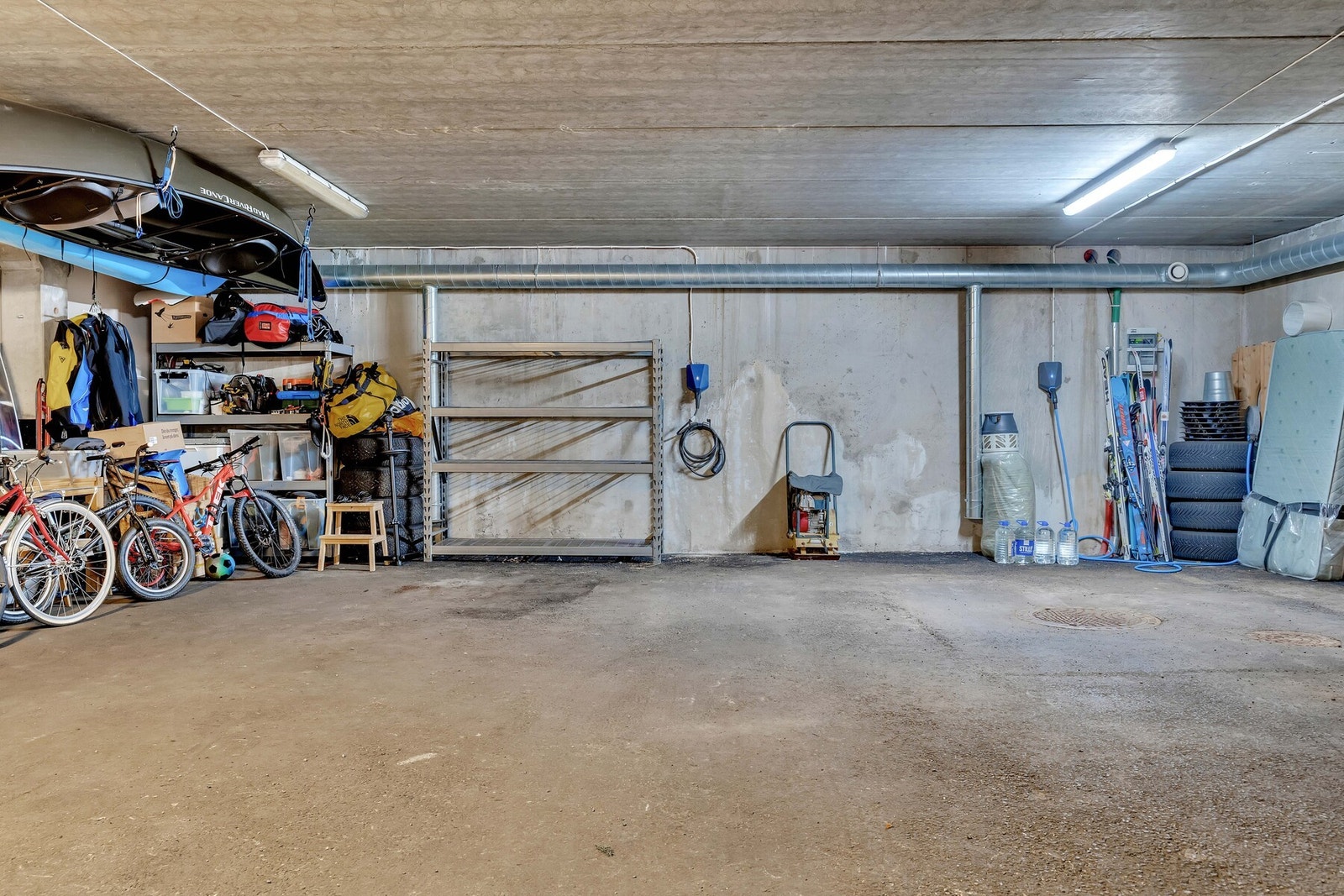 Det tilhører 2 p-plasser i felles, underjordisk anlegg. Det medfølger opplegg til 1 elbillader. Galleribilde