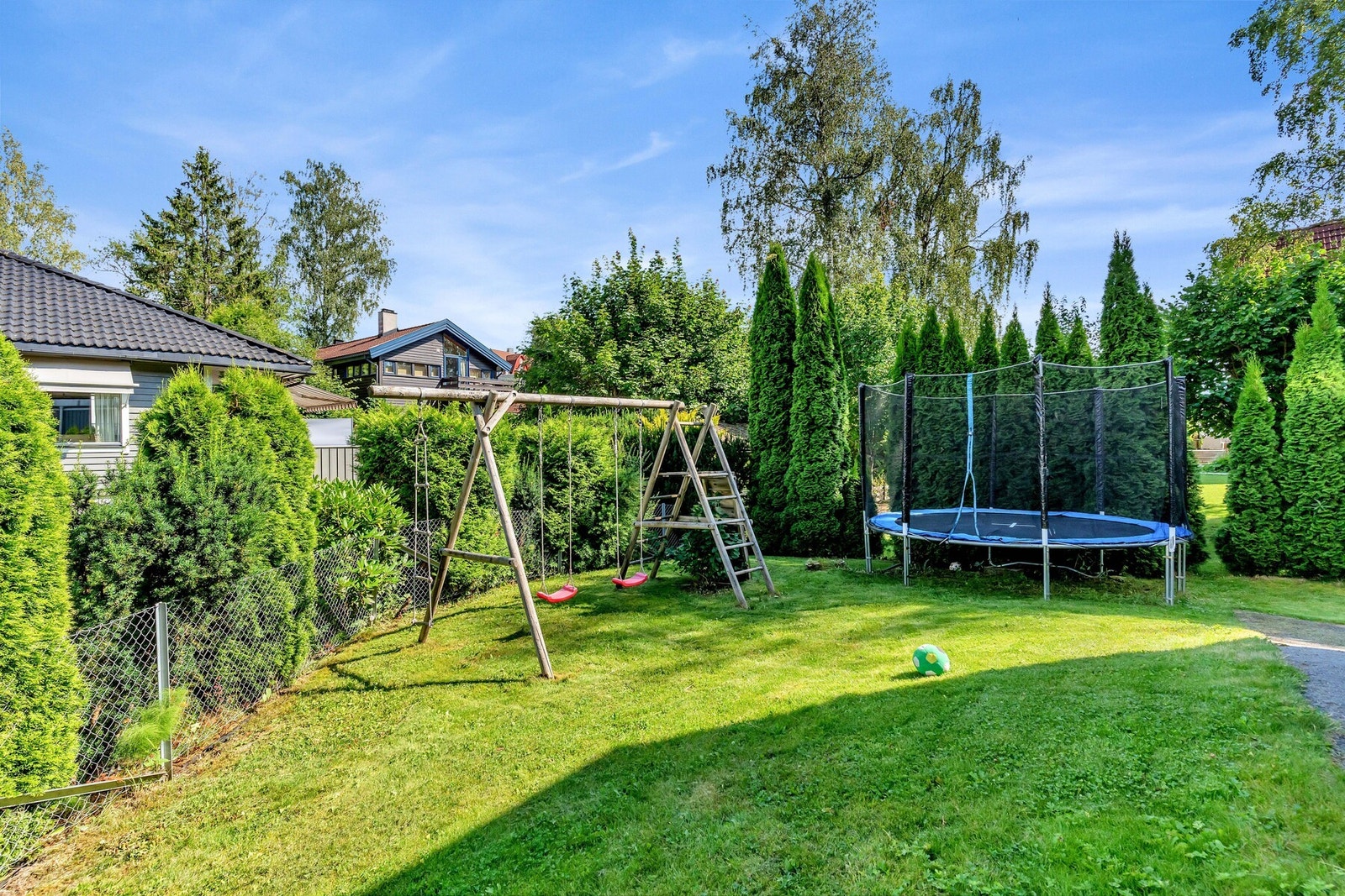 Boligen har egen bruksrett på plen ved baksiden av huset. Arealet er av god størrelse som åpner for mange bruksmuligheter. Galleribilde