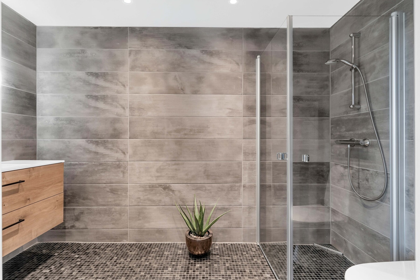 Badet har også servantseksjon, nytt servantbatteri og nytt speil med lys fra 2020. Galleribilde