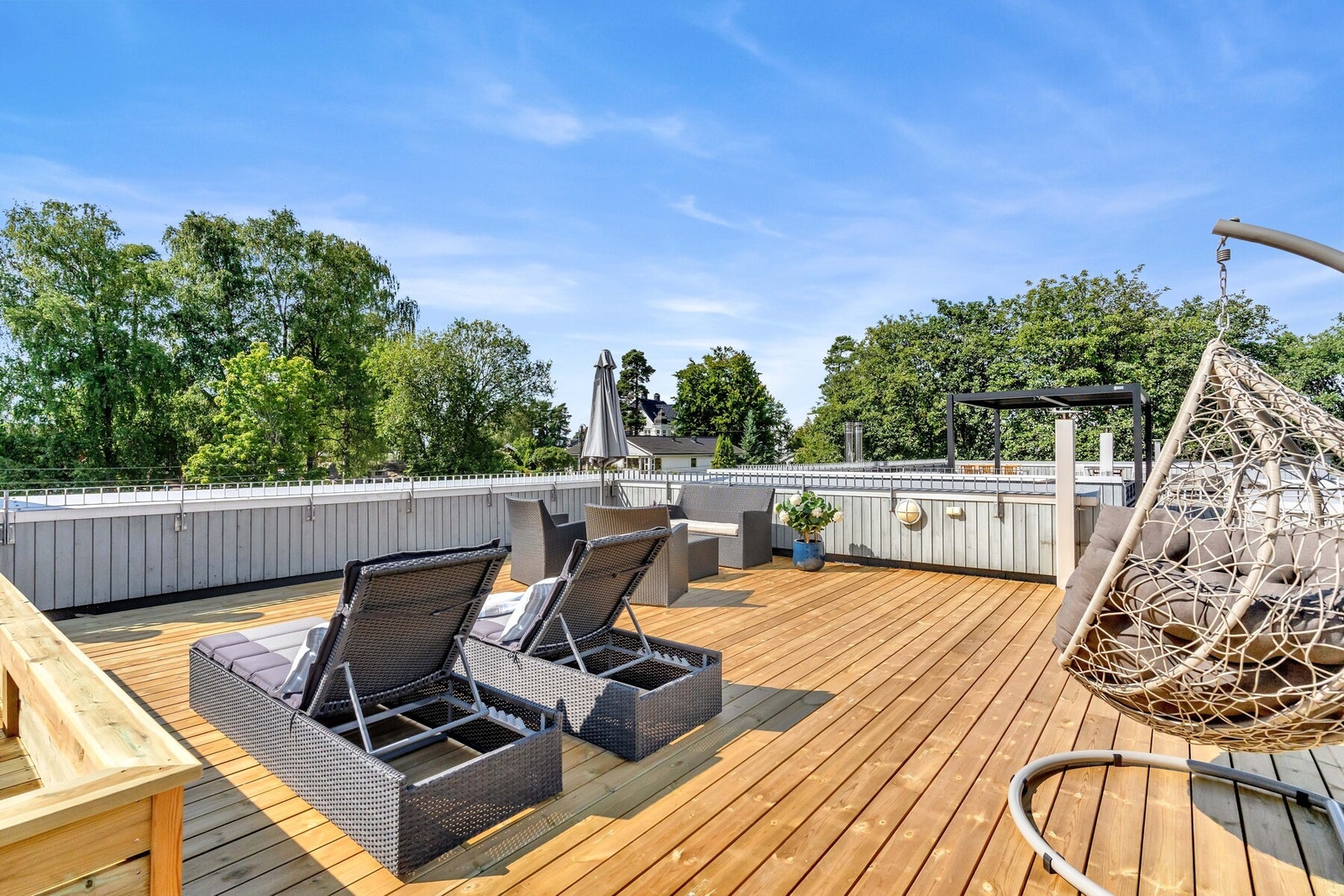 Både balkongen og takterrassen fikk nytt tremmegulv i 2025. Galleribilde