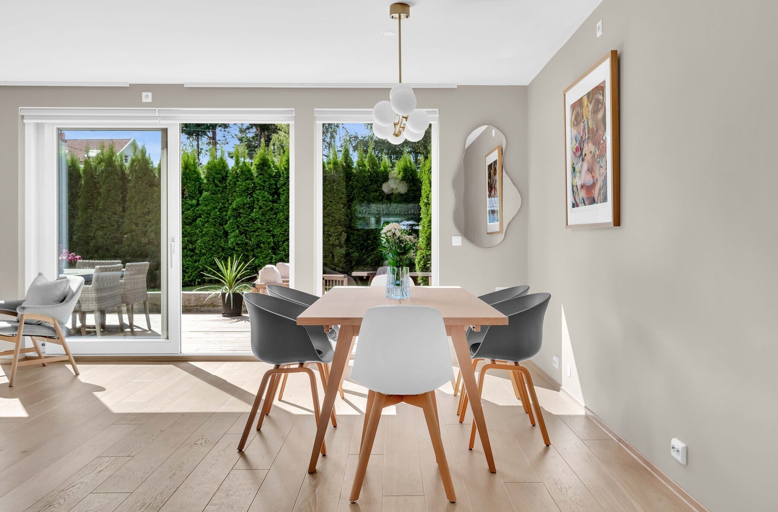 Stuen har store vinduer og terrassedør ut mot markterrasse. Galleribilde