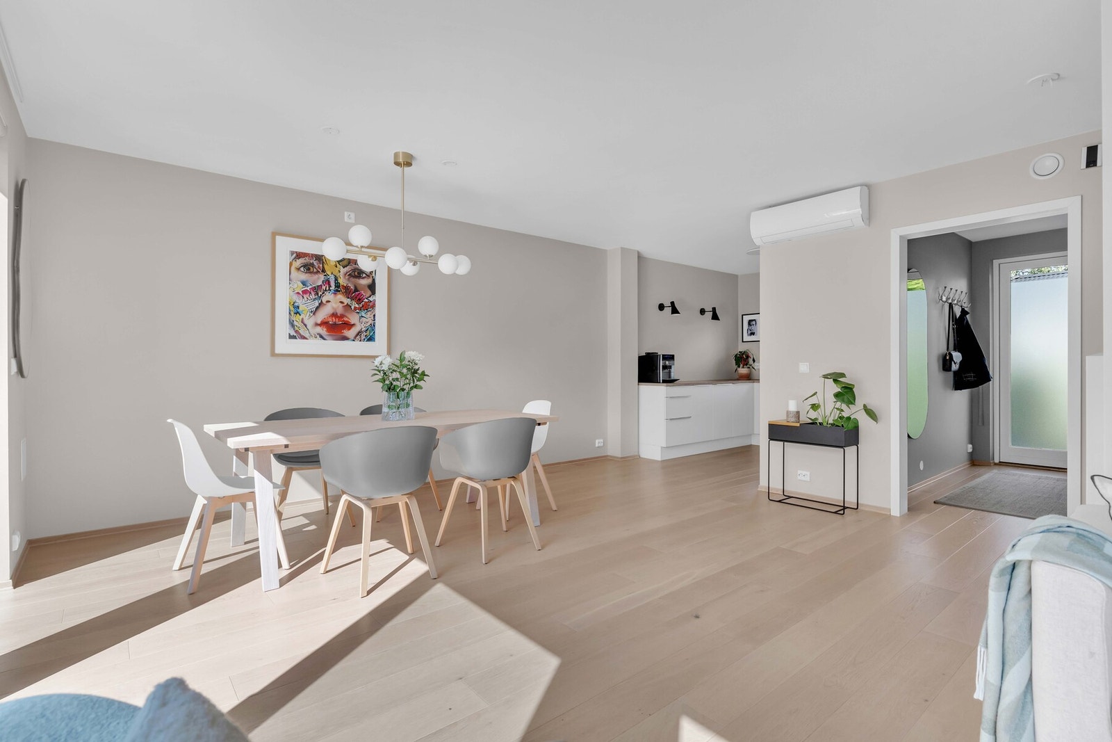 Boligen har luft til luft varmepumpe fra 2022. Altibox fiberkabel med TV og internett fra Viken Fiber. Galleribilde