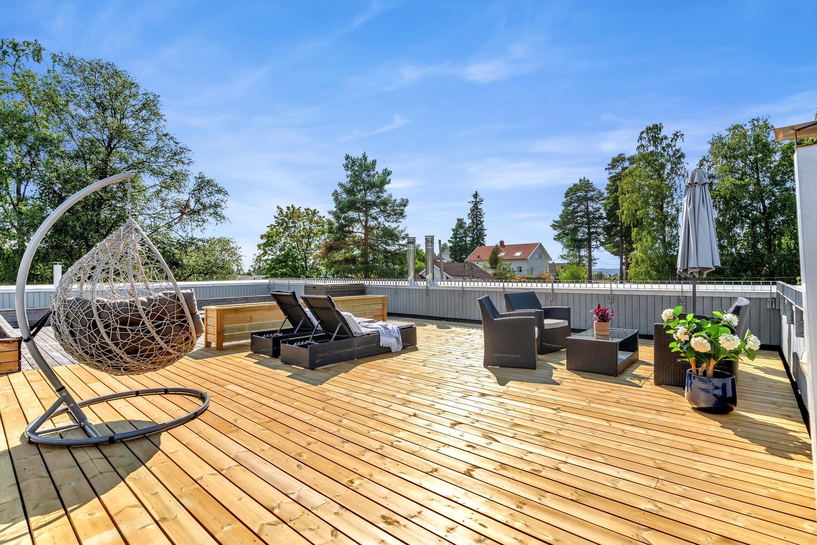 Huset har flere solrike uteplasser; bl.a en fantastisk takterrasse på 40 m². Galleribilde
