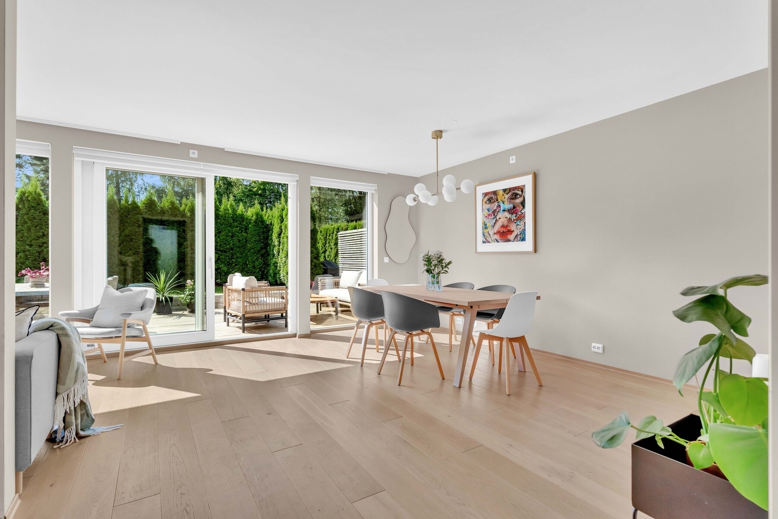 Stuen er malt i duse fargevalg. Galleribilde