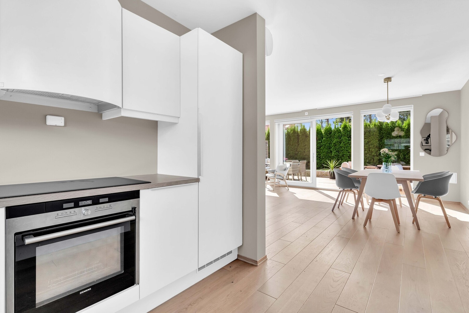 HTH kjøkkeninnredning fra 2014 med glatte fronter og laminat benkeplater. Galleribilde