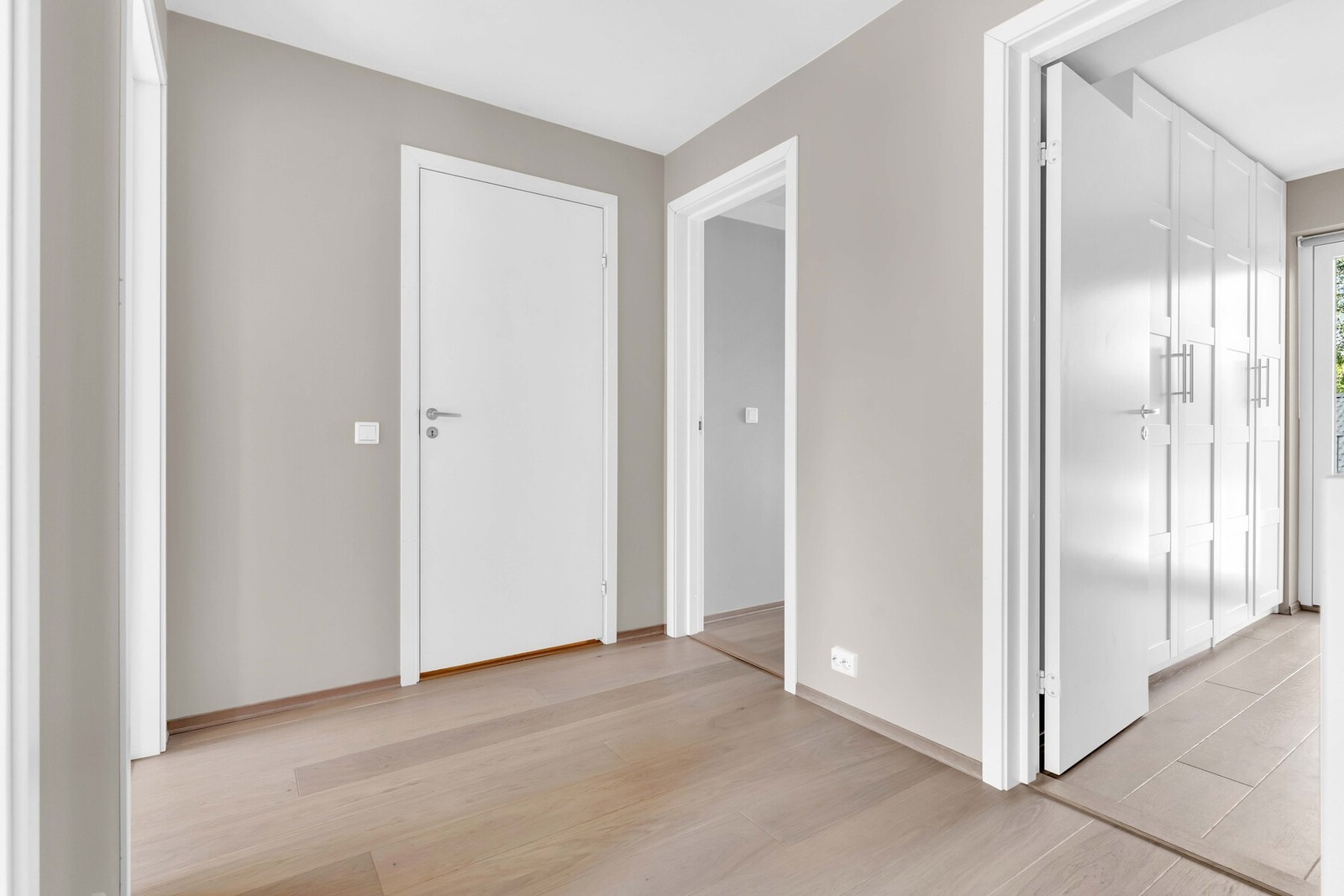 Boligens fire soverom er praktisk samlet i andre etasje og har alle en form for garderobe/skap. Galleribilde