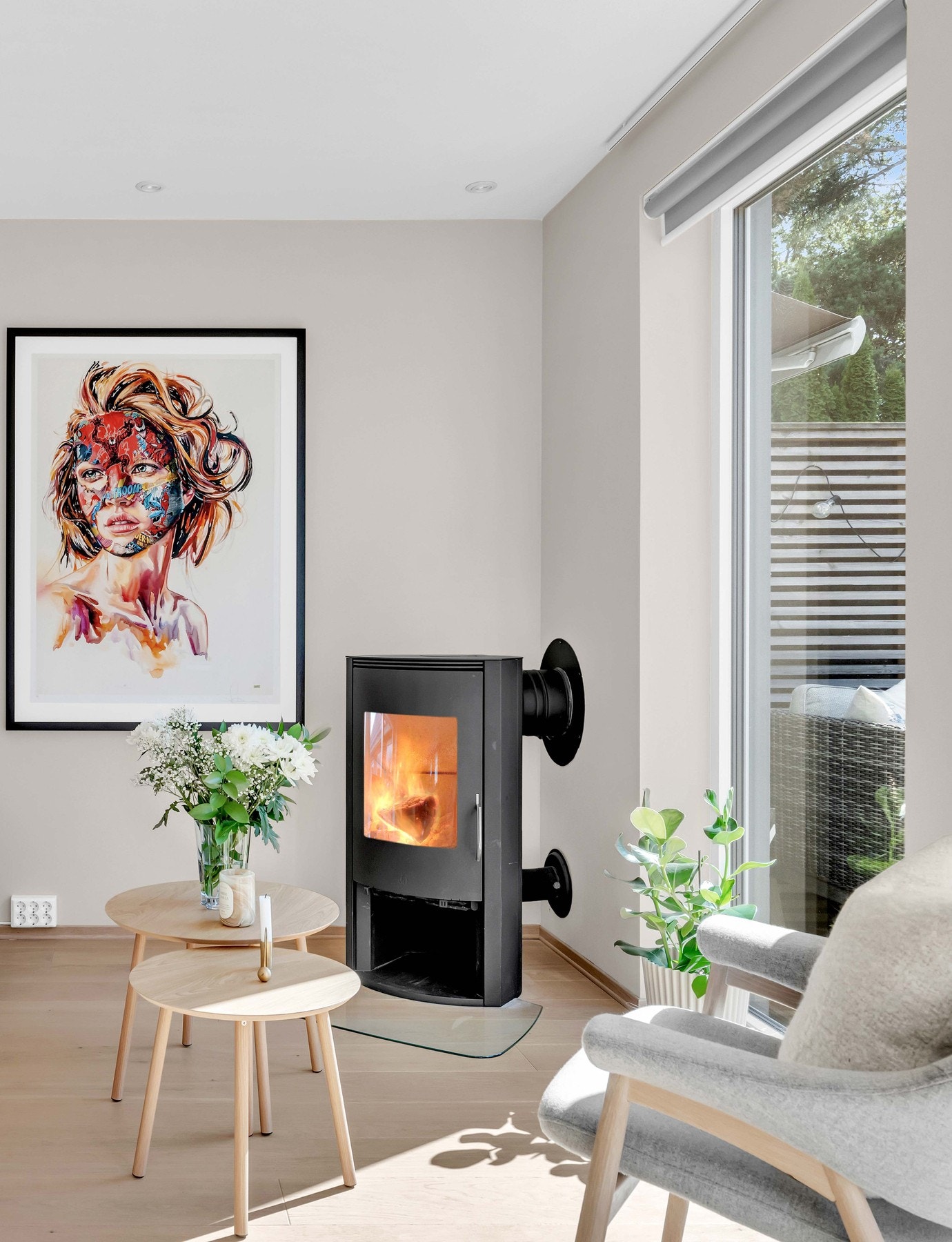 Peisovn i stuen og utvendig stålpipe. Galleribilde