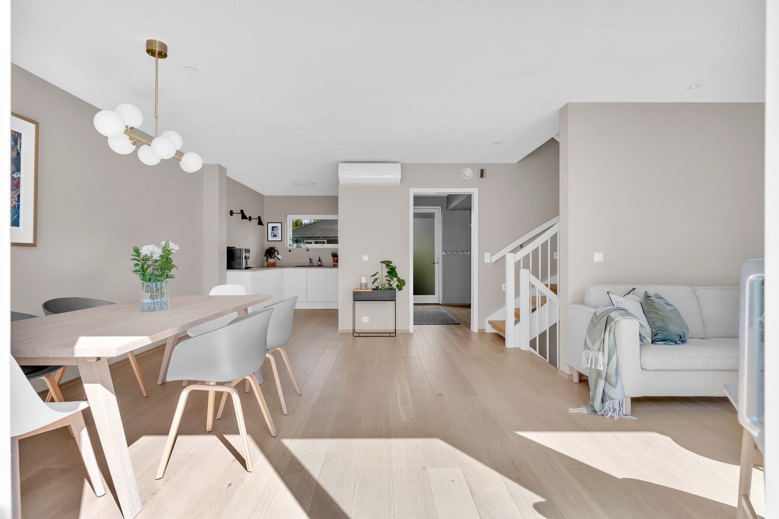 Himlinger består av malte plater. Innfelte LED-downlights i stuen. Galleribilde