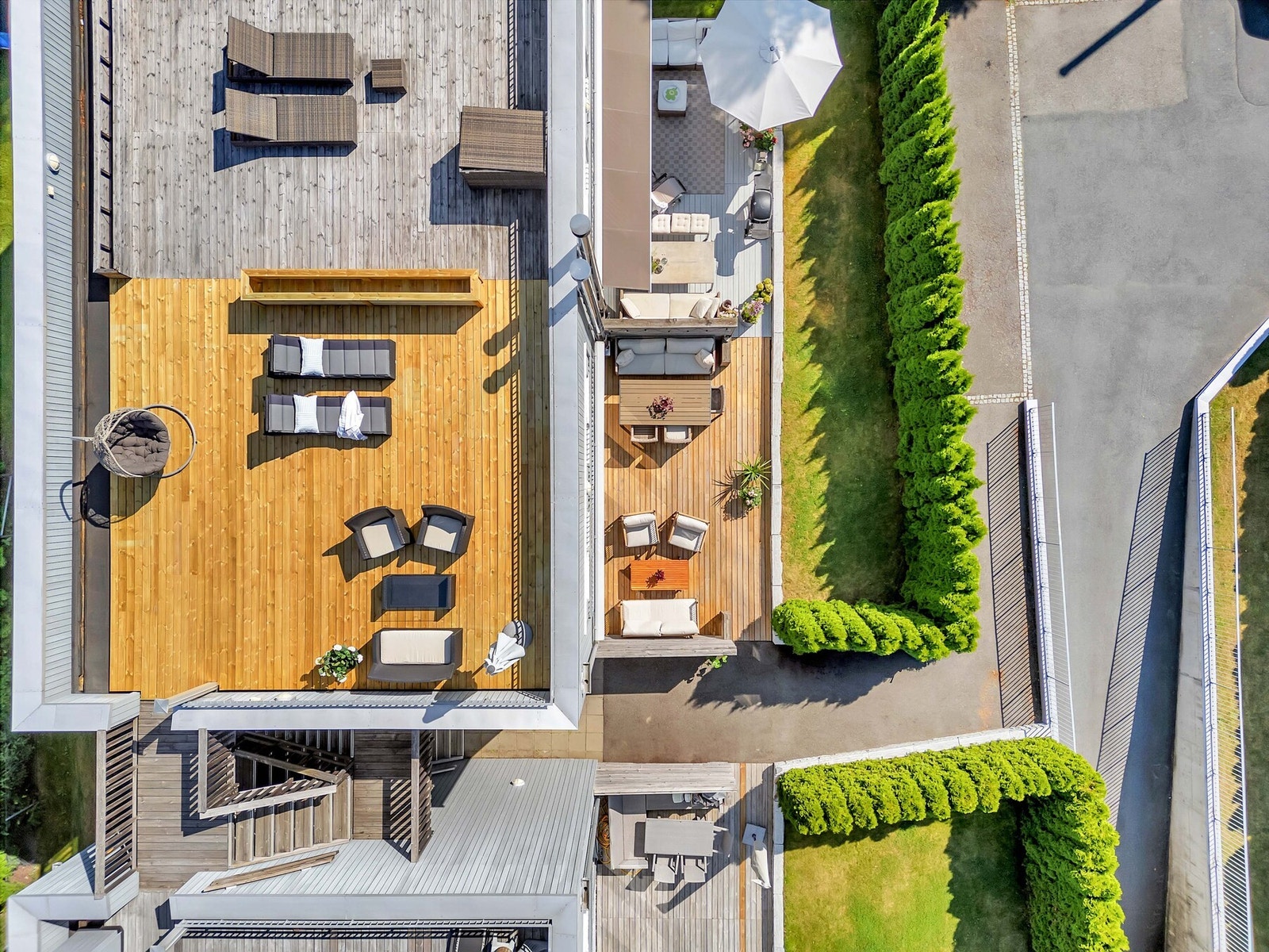 Takterrassen har felles adkomst, men er naturlig avdelt, og seksjonert som tilleggsdel til hver seksjon. Boligen har også bruksrett på romslig gressplen på baksiden av huset. Galleribilde