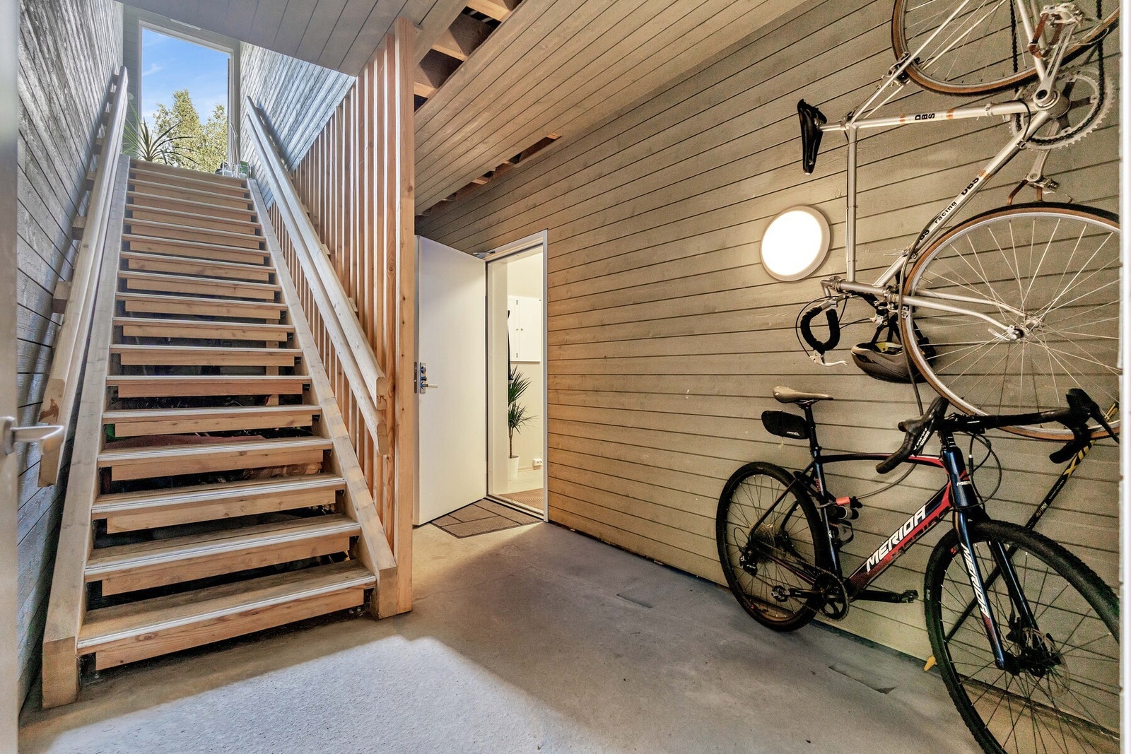 Adkomst rett inn i huset fra garasjeanleggets kjellerareal. Galleribilde