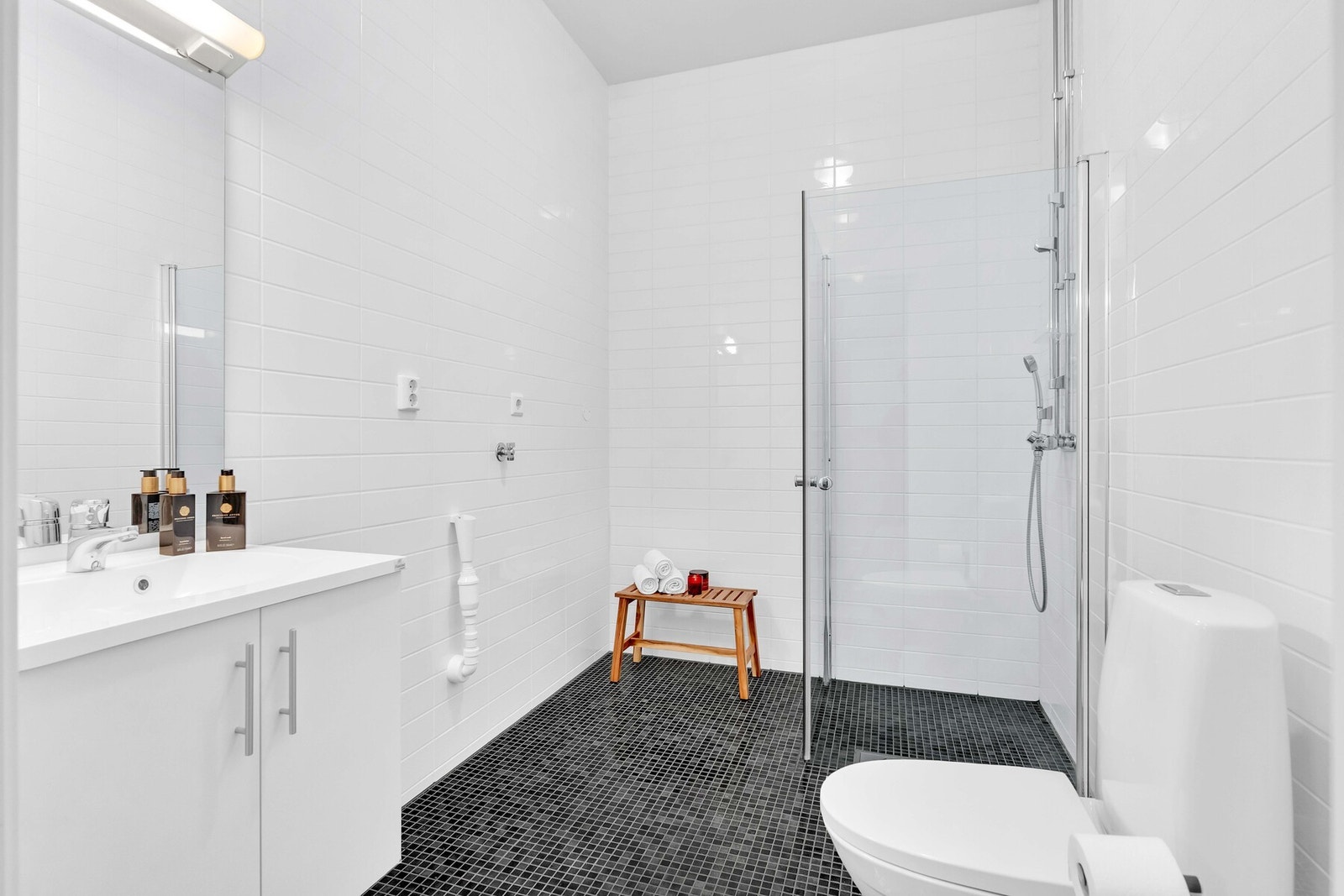 Helfliset bad med varmekabler. Opplegg for vaskemaskin/tørketrommel. Galleribilde