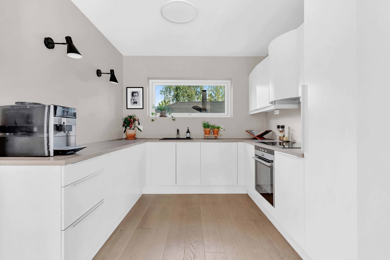 Integrerte hvitevarer medfølger og består av stekeovn, nedfelt 80 cm Induksjonstopp, oppvaskmaskin, kjøleskap. Galleribilde