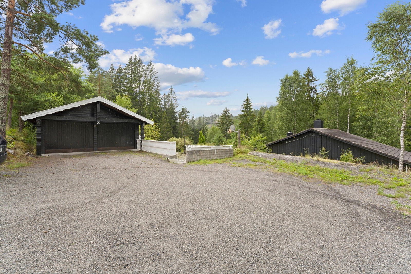 Stor gårdsplass med plass til hele storfamilien. Galleribilde