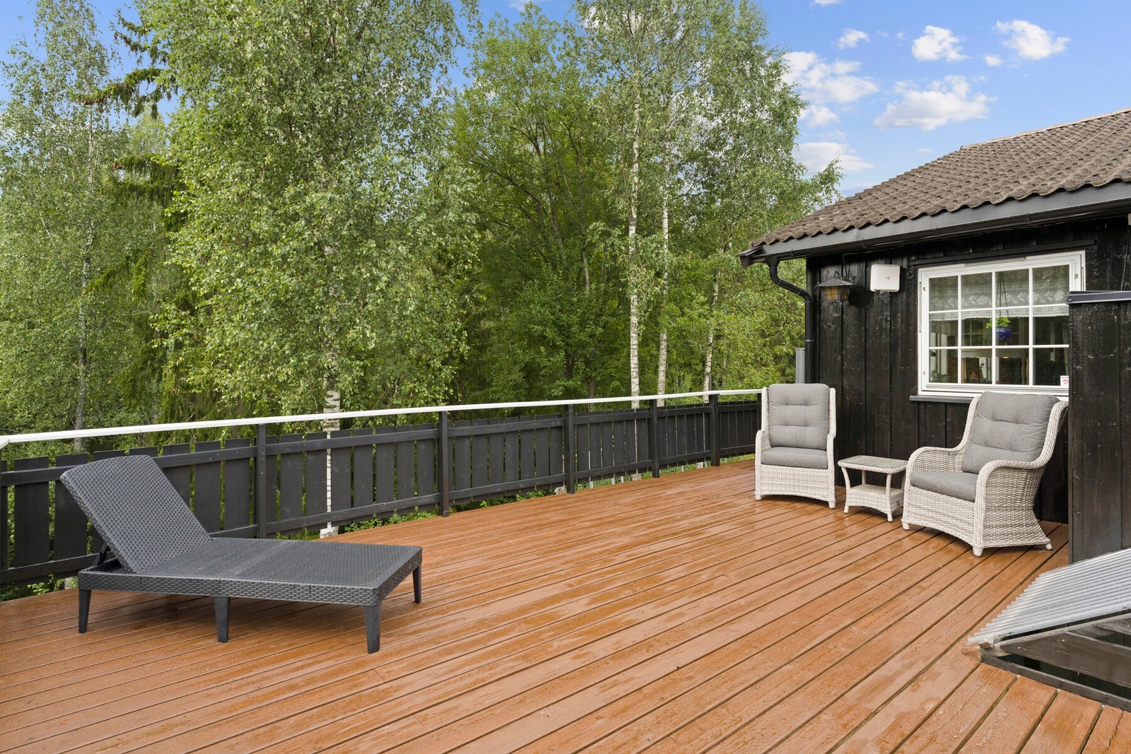 Fra stuen er det utgang til en flott terrasse som forlenger oppholdsrommet. Galleribilde