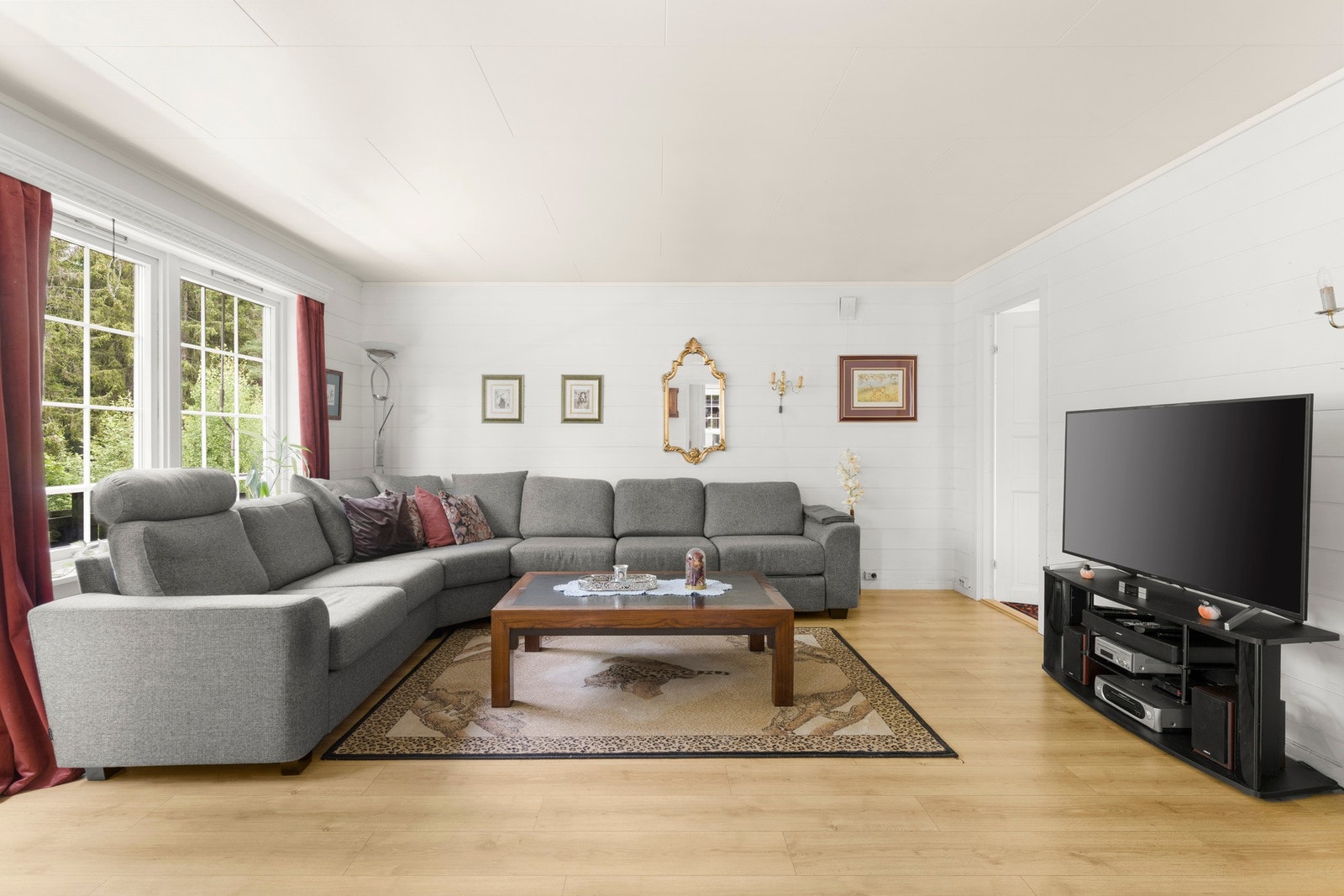 Stuen er et naturlig samlingspunkt med god plass til både spisegruppe og sofakrok. Galleribilde
