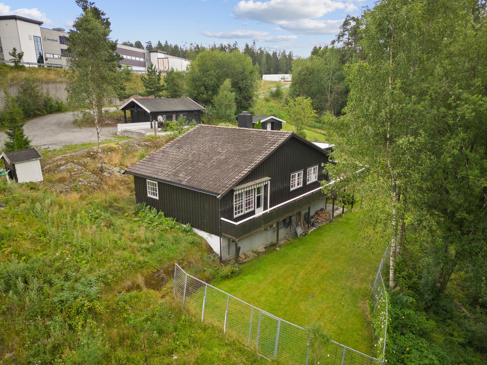 Tomten er enkel å inngjerde, noe som gjør det perfekt for familier med husdyr. Galleribilde