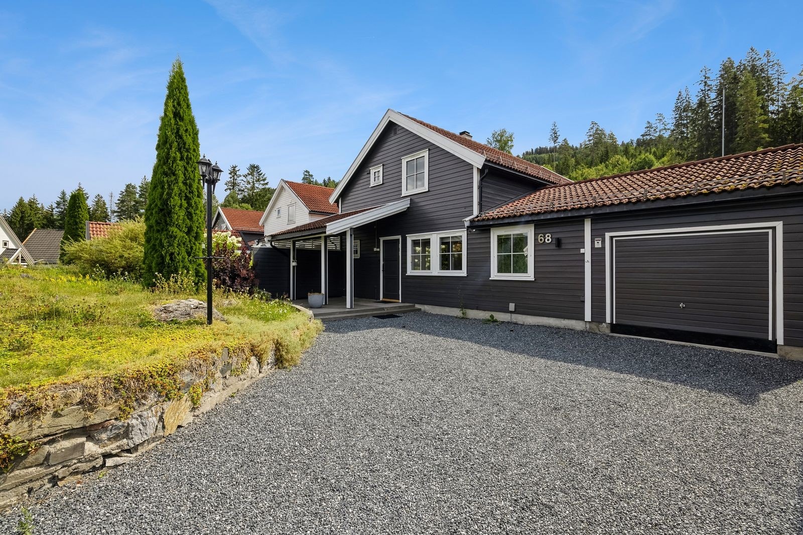Flott enebolig med garasje, platting samt hage. Flott solforhold. Galleribilde