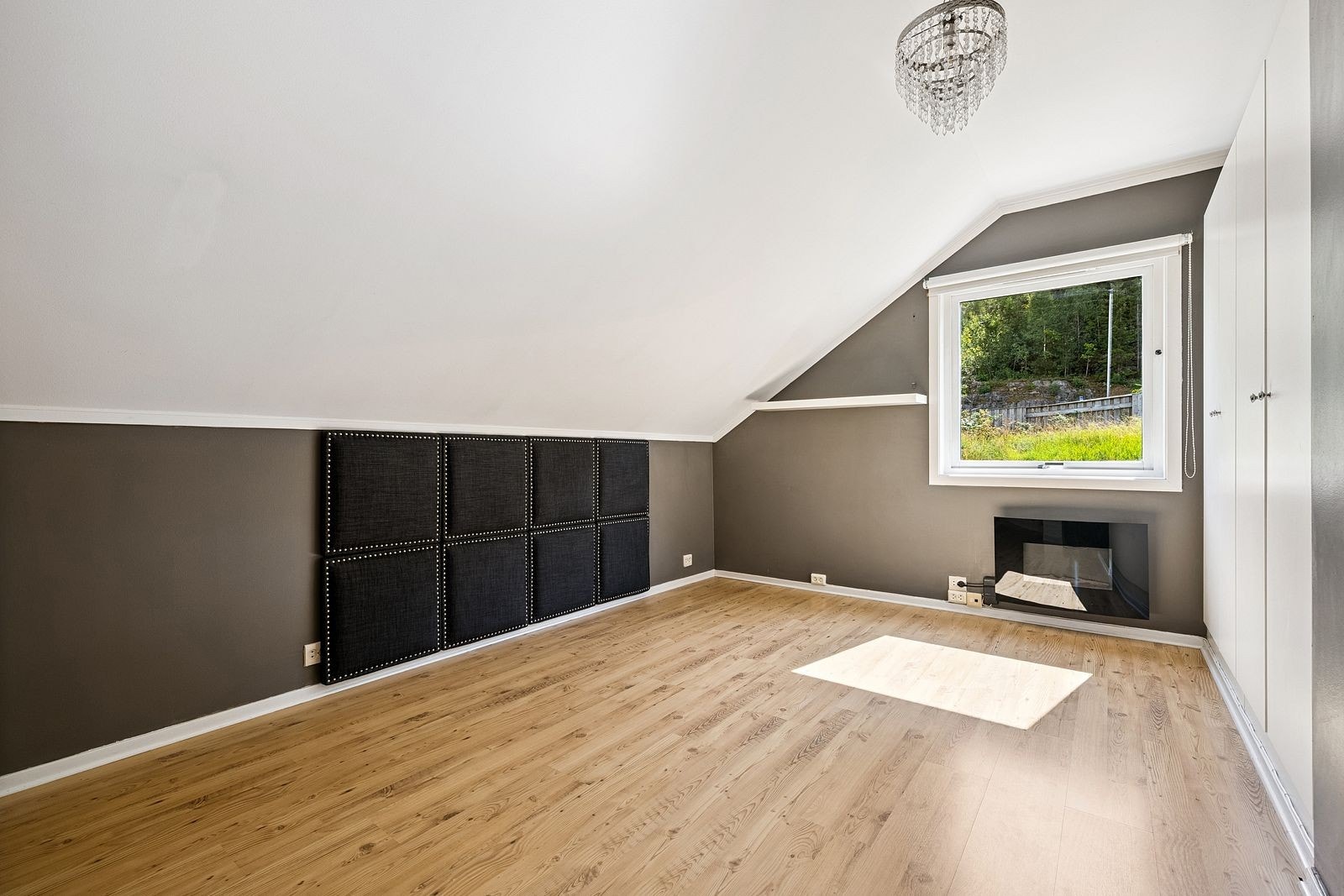 Hovedsoverom med plass til dobbeltseng samt ytterligere møblering. Galleribilde