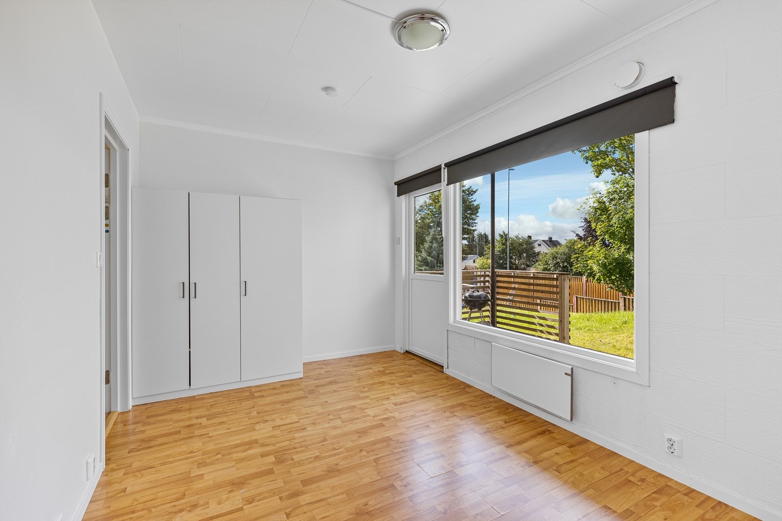 I første etasje er soverommene på ca. 9 kvm til 13 kvm, og fra det største rommet er det utgang til veranda. Galleribilde