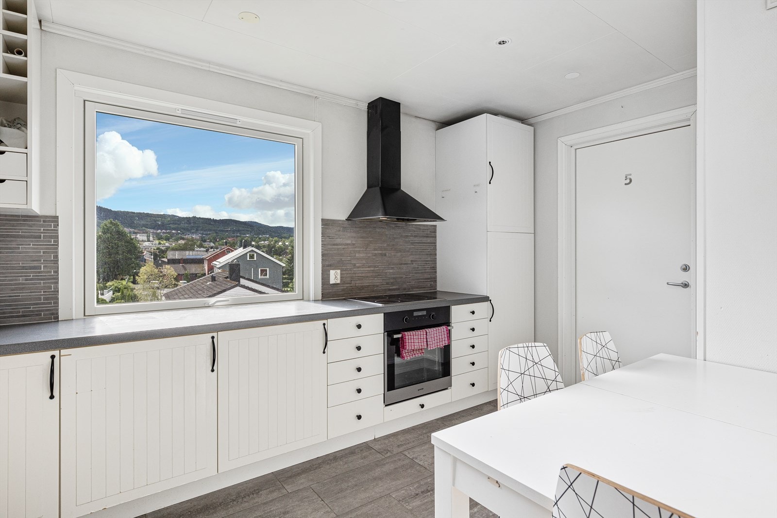 Det trivelige kjøkkenet i andre etasje er også på ca. 10,5 kvm, og har fint utsyn fra vindu over benk. Galleribilde