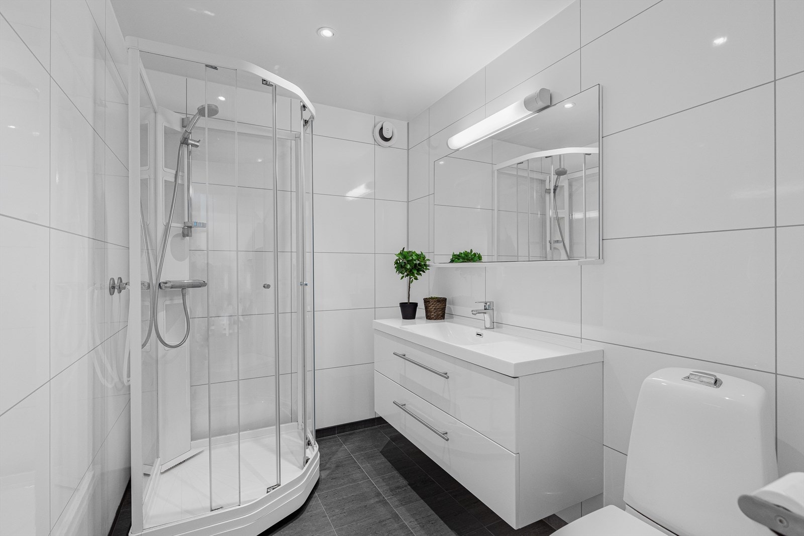 I kjelleren er det to pene bad på ca. 4 kvm fra 2016. Galleribilde