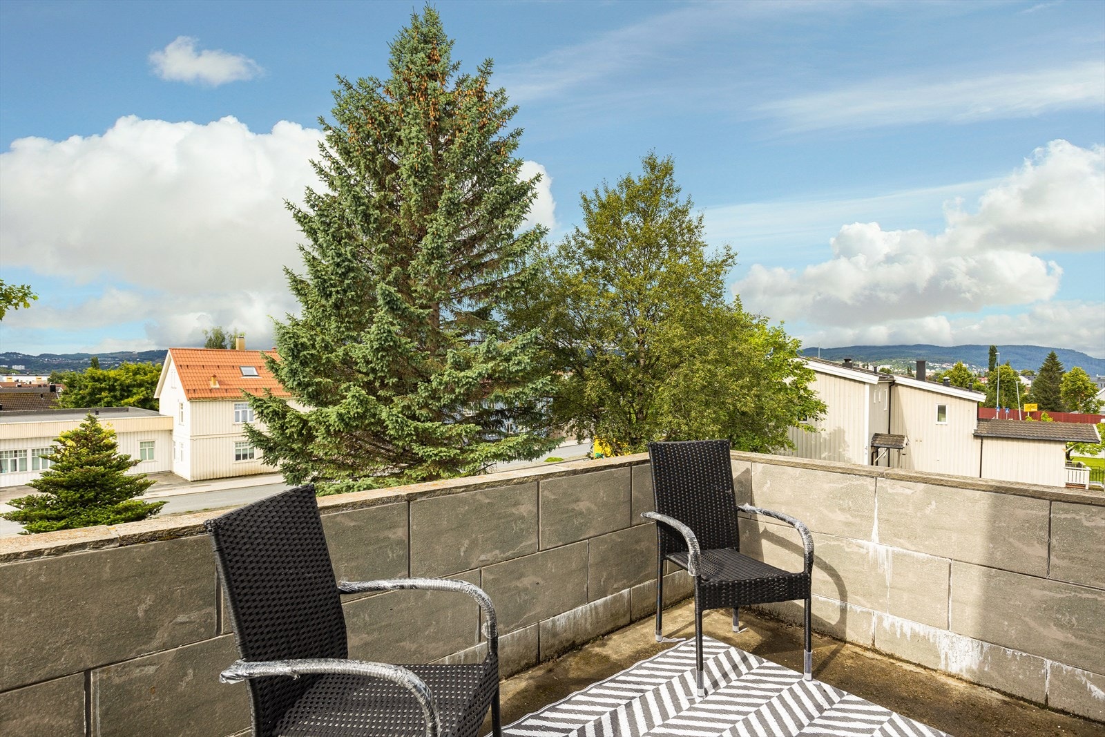 Tomannsboligen har dobbelgarasje med tilliggende carport, og i ett garasjerom er det innredet til felles vaskerom. Galleribilde