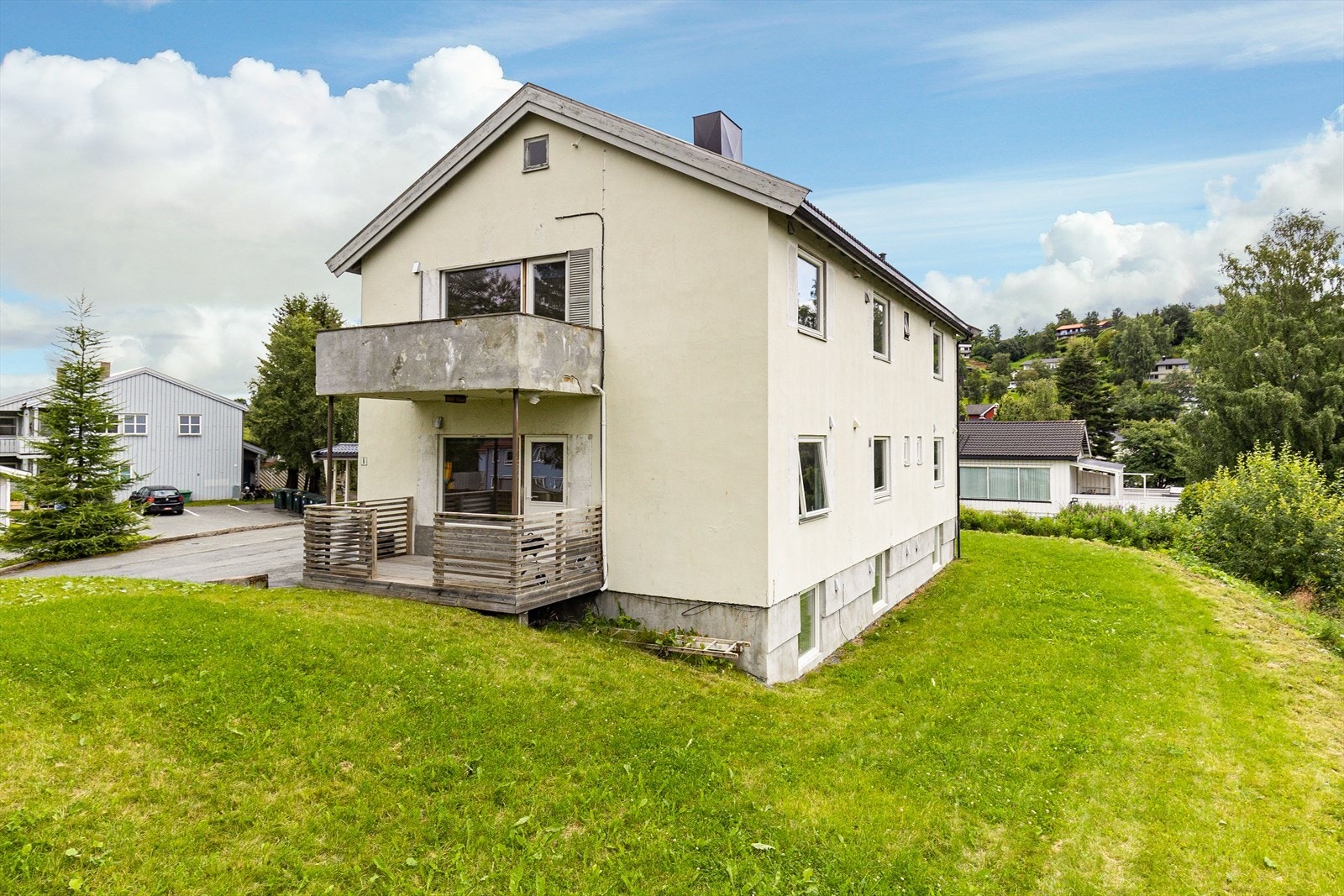 Eiendommen har en romslig og solrik tomt på ca. 1,3 mål. Galleribilde