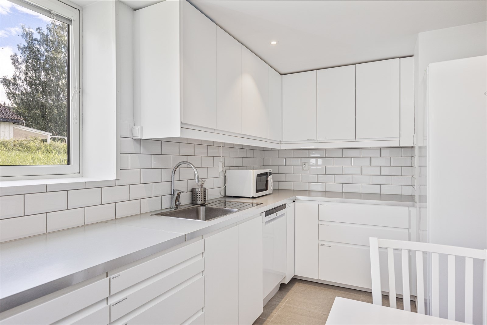 I kjelleren er det et stort og moderne kjøkken med innredning fra 2016. Galleribilde