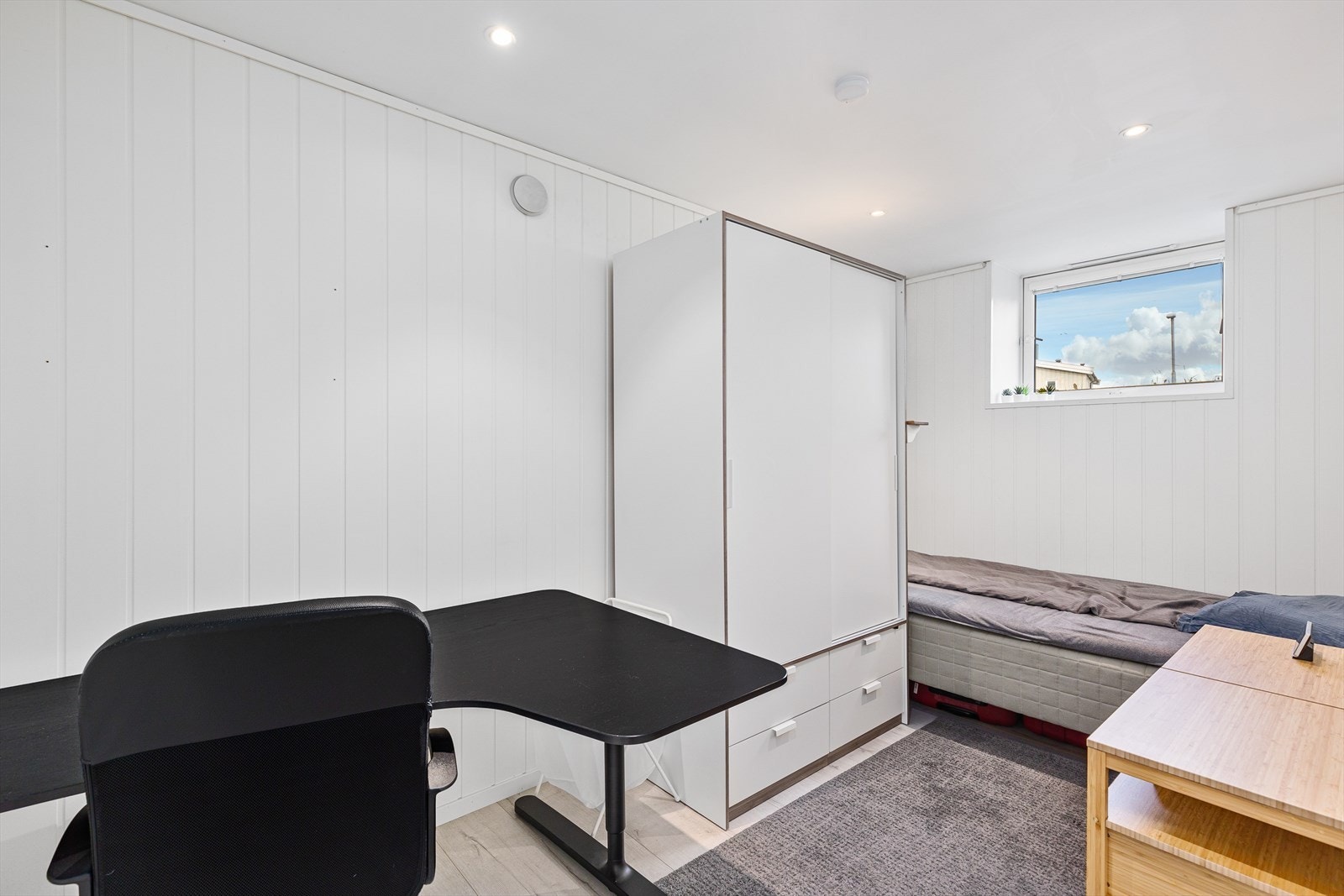 Det er montert garderobeskap på flere soverom. Galleribilde