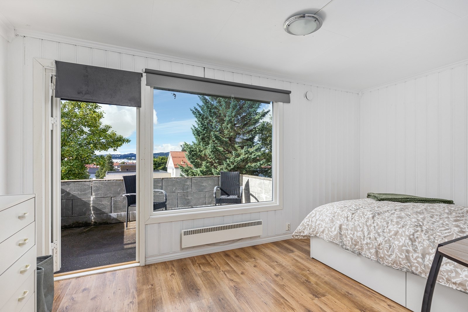 Det største soverommet i andre etasje er på ca. 13 kvm og har utgang til egen veranda. Galleribilde
