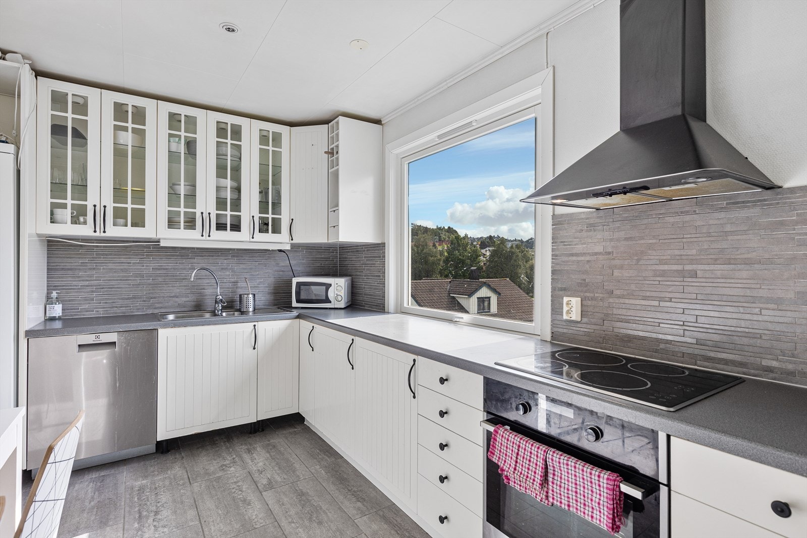 Kjøkkenet har også fin innredning, plass til spisebord og downlights i himling. Galleribilde