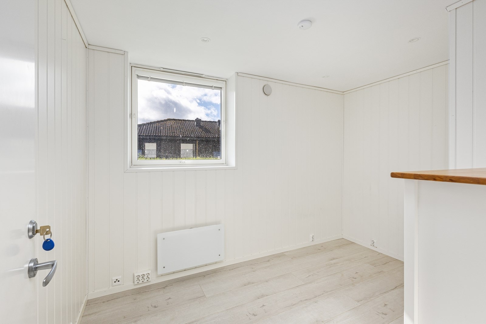 Boligen fremstår som stort sett godt vedlikeholdt, hvor kjelleren er innredet i 2016. Galleribilde