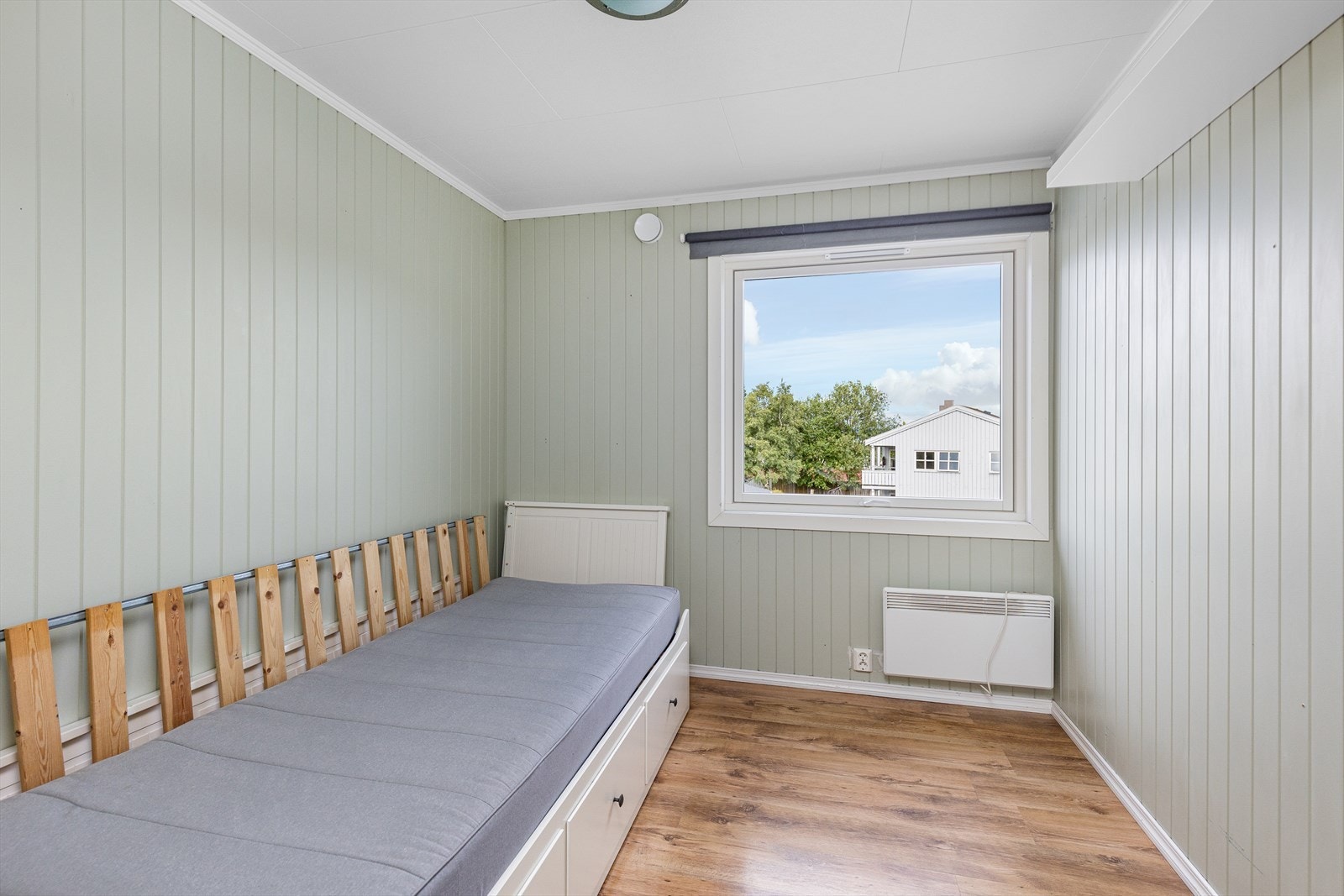 Boligen er hovedsakelig elektrisk oppvarmet, supplert med ildsted i første- og andre etasje. Galleribilde