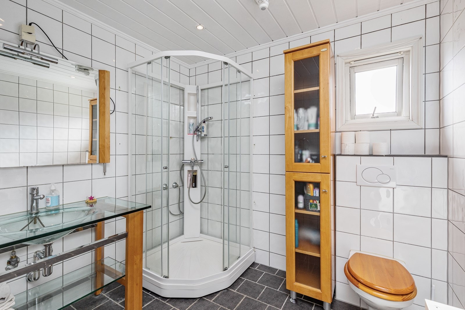Badene i første- og andre etasje er utstyrt med dusjkabinett og veggmontert toalett. Galleribilde